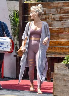 Julianne Hough feet photo thumbnail