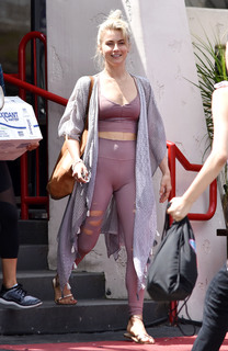 Julianne Hough feet photo thumbnail