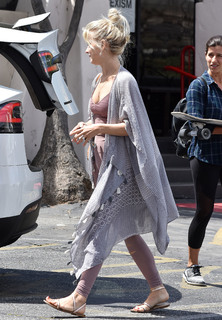 Julianne Hough feet photo thumbnail