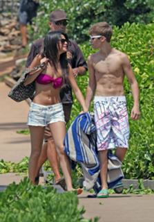 Selena Gomez feet photo thumbnail