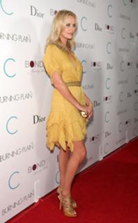 Charlize Theron feet photo thumbnail