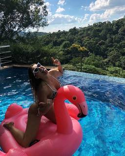 Lívia Andrade feet photo thumbnail