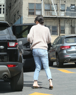 Selena Gomez feet photo thumbnail