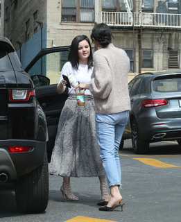 Selena Gomez feet photo thumbnail