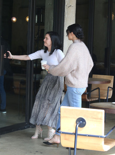 Selena Gomez feet photo thumbnail