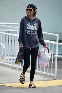 Lisa Rinna feet photo thumbnail