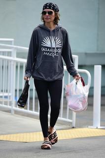 Lisa Rinna feet photo thumbnail
