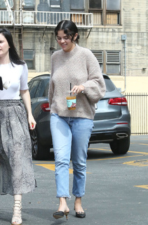 Selena Gomez feet photo thumbnail