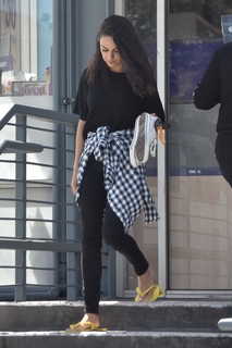 Mila Kunis feet photo thumbnail