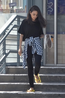 Mila Kunis feet photo thumbnail