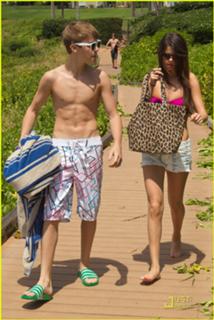 Selena Gomez feet photo thumbnail