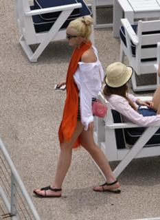 Lindsay Lohan feet photo thumbnail