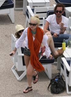 Lindsay Lohan feet photo thumbnail