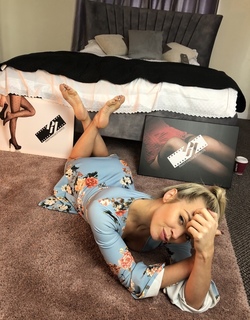 Gabrielle Taylor feet photo thumbnail