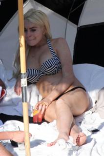 Lindsay Lohan feet photo thumbnail