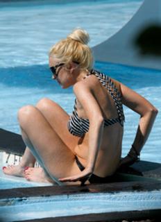Lindsay Lohan feet photo thumbnail
