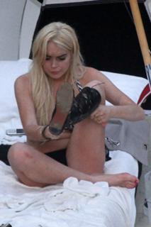 Lindsay Lohan feet photo thumbnail