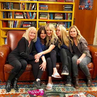 Kaley Cuoco feet photo thumbnail