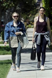 Dakota Fanning feet photo thumbnail