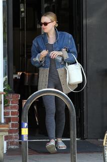 Dakota Fanning feet photo thumbnail