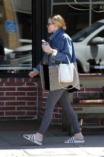 Dakota Fanning feet photo thumbnail