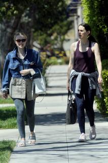 Dakota Fanning feet photo thumbnail