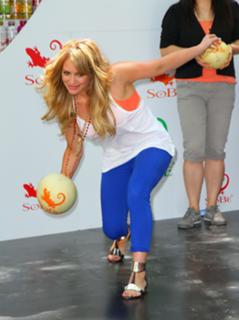 Hilary Duff feet photo thumbnail