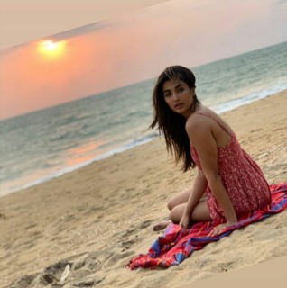 Pooja Hegde feet photo thumbnail