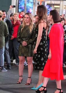 Hilary Duff feet photo thumbnail