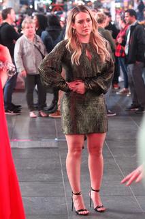 Hilary Duff feet photo thumbnail