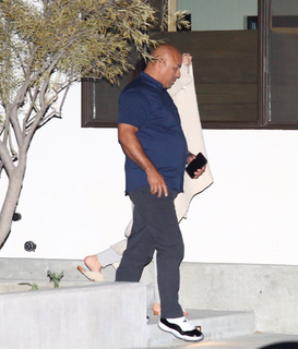 Selena Gomez feet photo thumbnail