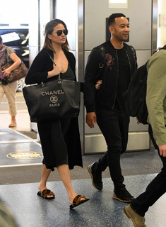 Chrissy Teigen feet photo thumbnail