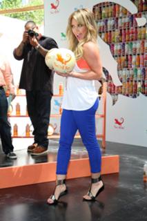 Hilary Duff feet photo thumbnail