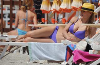 Michelle Hunziker feet photo thumbnail