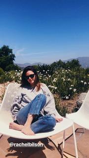 Rachel Bilson feet photo thumbnail
