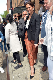 Katie Holmes feet photo thumbnail