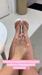 Larissa Manoela feet photo thumbnail