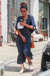 Eva Mendes feet photo thumbnail