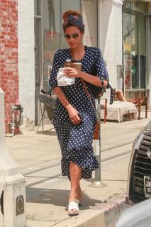 Eva Mendes feet photo thumbnail