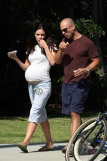 Katharine McPhee feet photo thumbnail