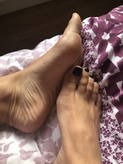 Gabrielle Taylor feet photo thumbnail