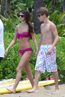Selena Gomez feet photo thumbnail