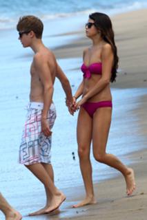 Selena Gomez feet photo thumbnail