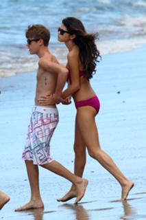 Selena Gomez feet photo thumbnail