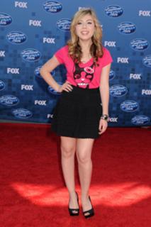 Jennette McCurdy feet photo thumbnail