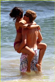 Selena Gomez feet photo thumbnail