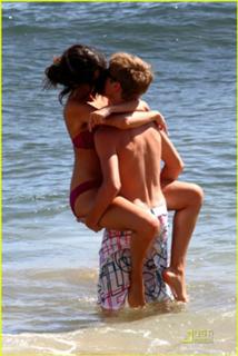 Selena Gomez feet photo thumbnail
