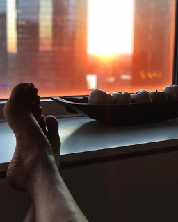Halle Berry feet photo thumbnail