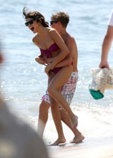 Selena Gomez feet photo thumbnail