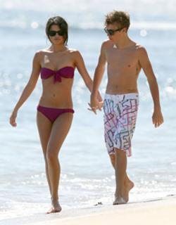 Selena Gomez feet photo thumbnail